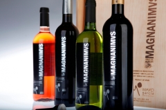 vino-de-autor-botellas-vino-magnanimus-con-caja1-950x633